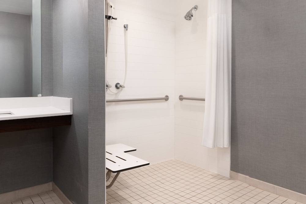 Suite, 1 Double Bed (Mobility/Hearing Access, Roll-in Shwr)