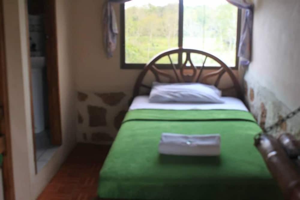 Family Room (5 People- Air Conditioner) photo 2