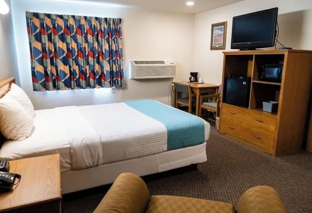 Standard Room, 1 King Bed, Non Smoking photo 1