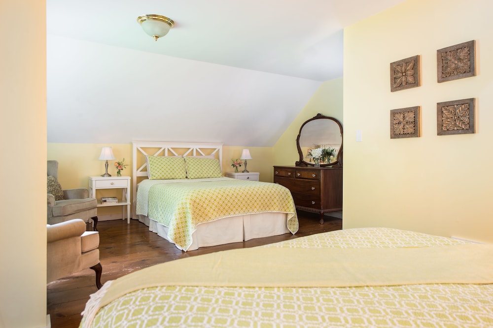 Family Quadruple Room, Multiple Beds (Dewey Mountain)