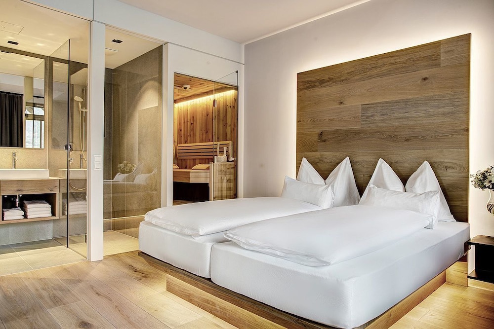 Deluxe Suite, Balcony, Lake View (Plus) photo 1