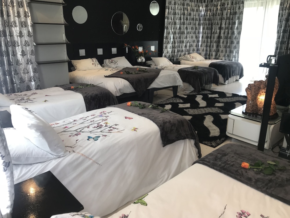 Luxury Studio Suite, 1 Bedroom, Pool View photo 3
