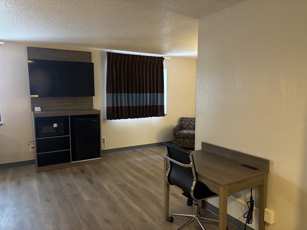 Suite, 1 King Bed, Non Smoking - Photo 8