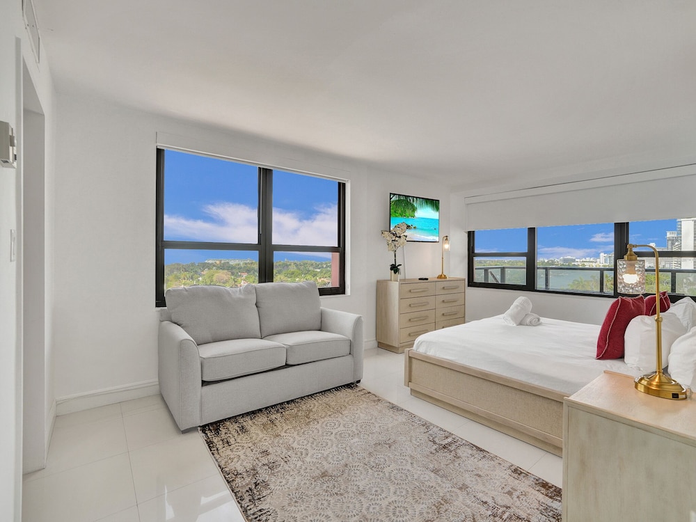 Beautiful Beach Condo Beach Service 1020