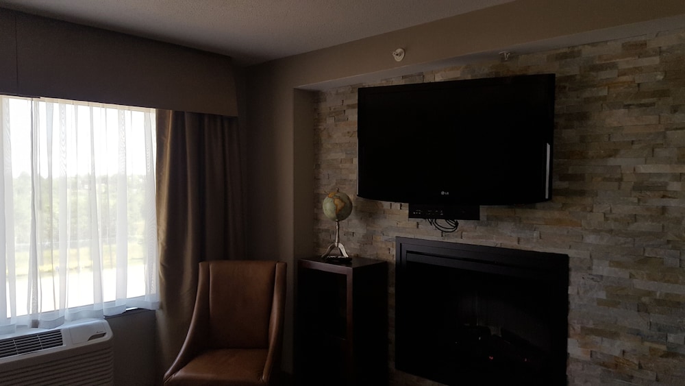 Suite with King Bed & Boardroom - Photo 7