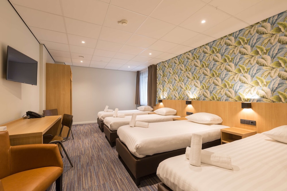 Comfort Room, Multiple Beds, Non Smoking photo 1