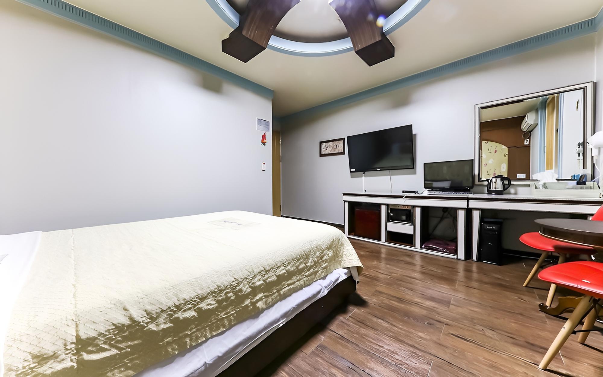Room (Room(Netflix Available Sofa)) photo 3
