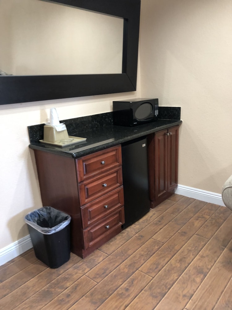 Suite, 1 King Bed, Jetted Tub photo 2