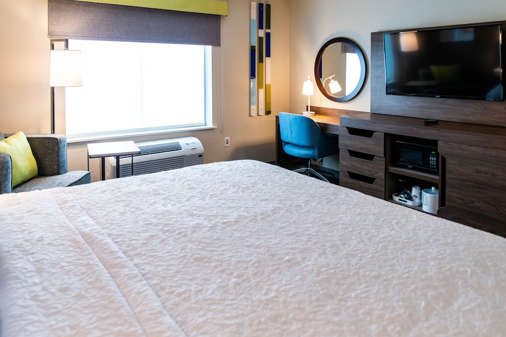 Room, 1 King Bed, Refrigerator & Microwave - Photo 2