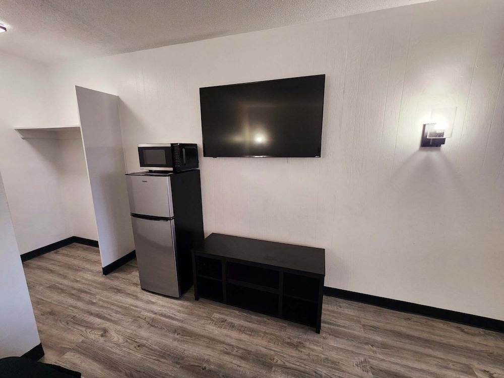 Deluxe Single Room, 1 Queen Bed photo 2