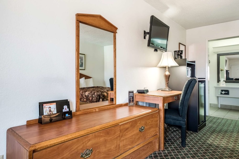 Room, 2 Queen Beds, Non Smoking - Photo 6