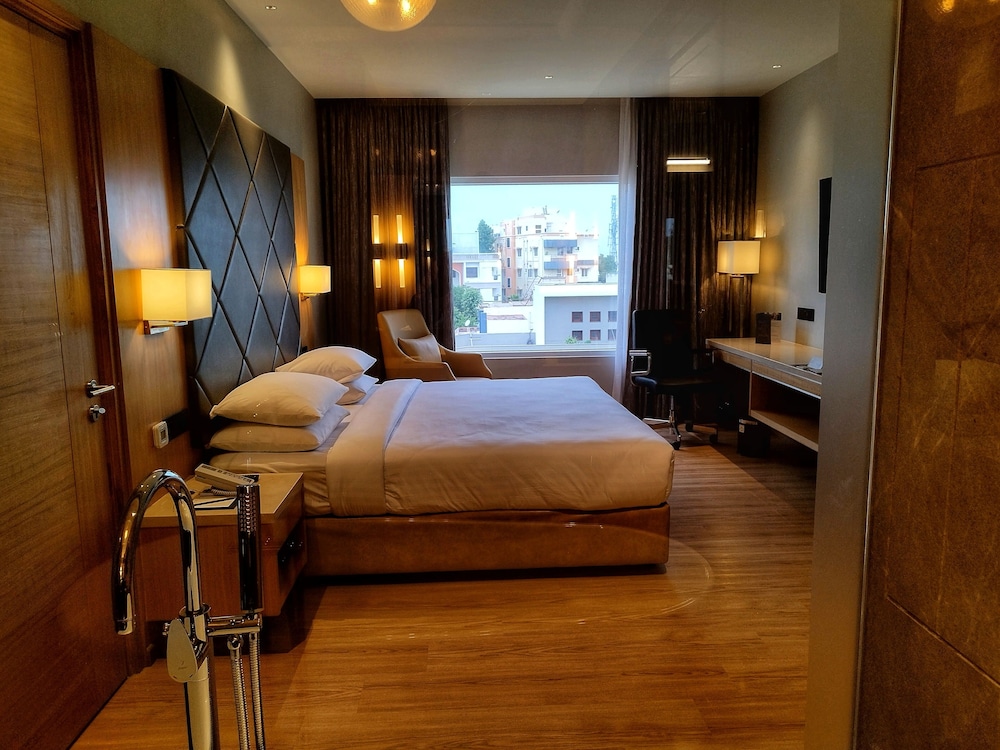 Executive Suite, 1 King Bed, City View photo