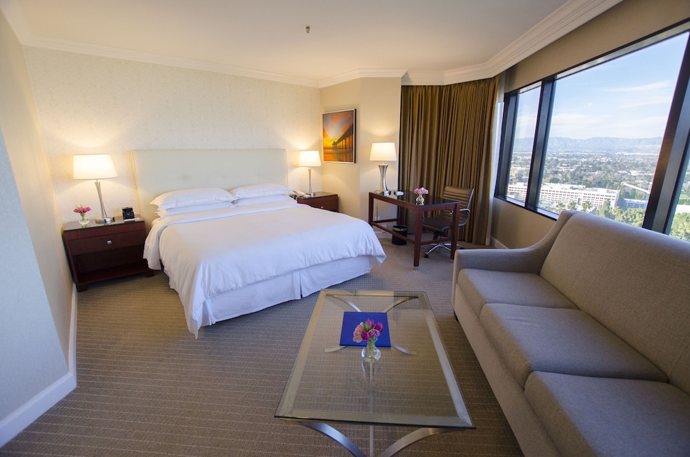 Executive Room, 1 King Bed with Sofa bed, Corner (Universal View)