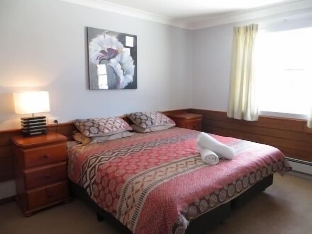 Standard Room, Non Smoking (King Bed Sleeps 2) photo 2