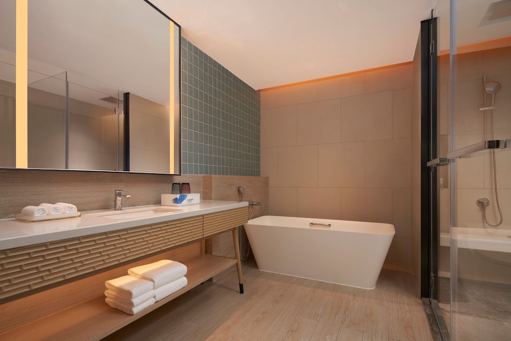 Suite, 1 Bedroom, Balcony - Photo 6