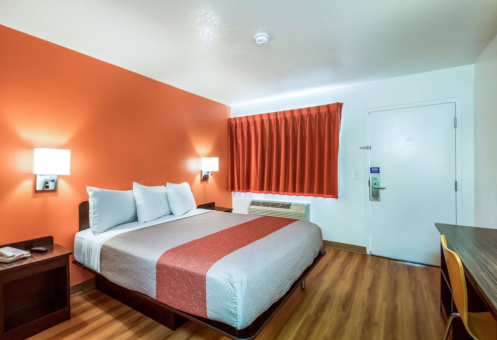 Deluxe Room, 1 Queen Bed, Smoking, Refrigerator & Microwave