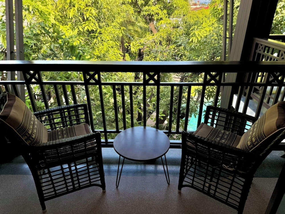 Smile Grand Deluxe Double Bedroom with Balcony photo 3