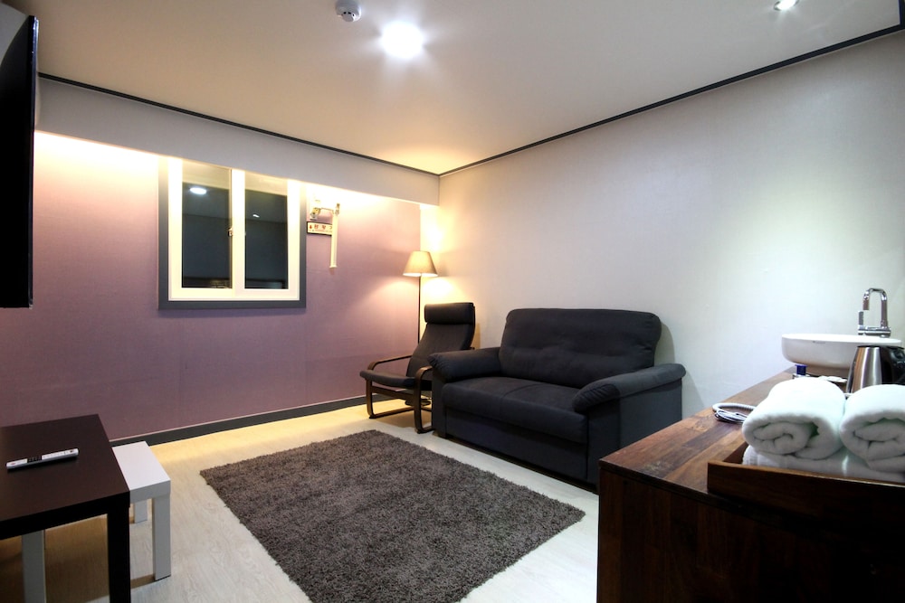 Suite - Photo 3