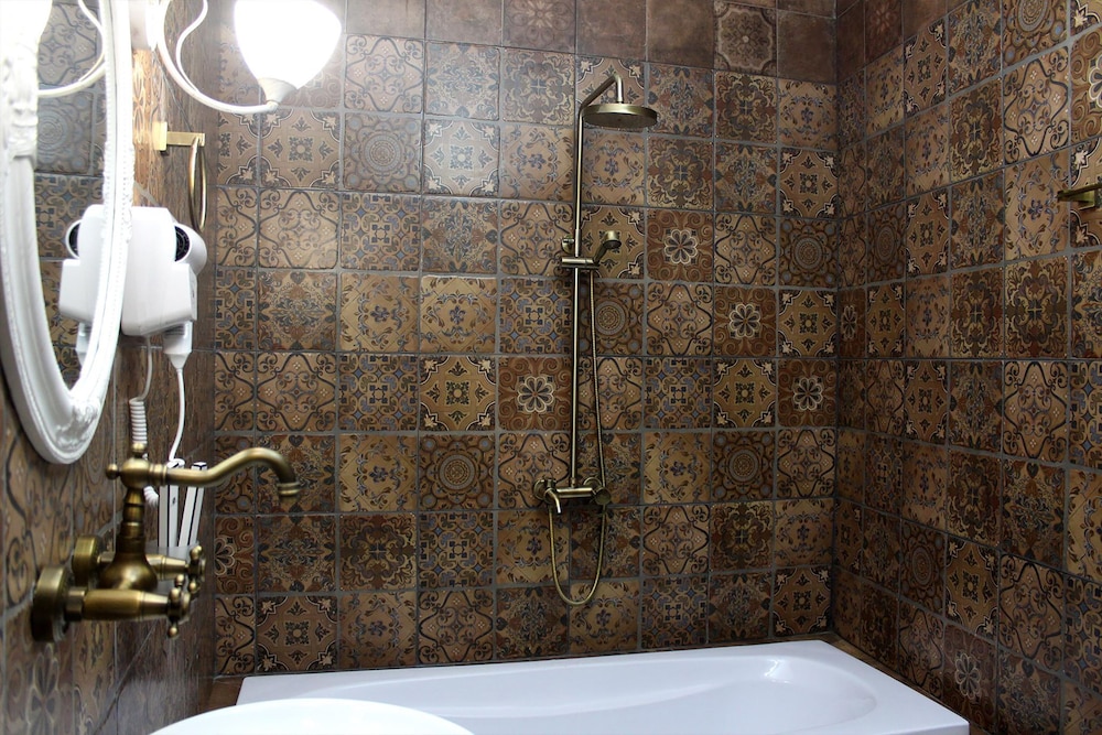 Standard Double or Twin Room, Bathtub, Courtyard View photo 3