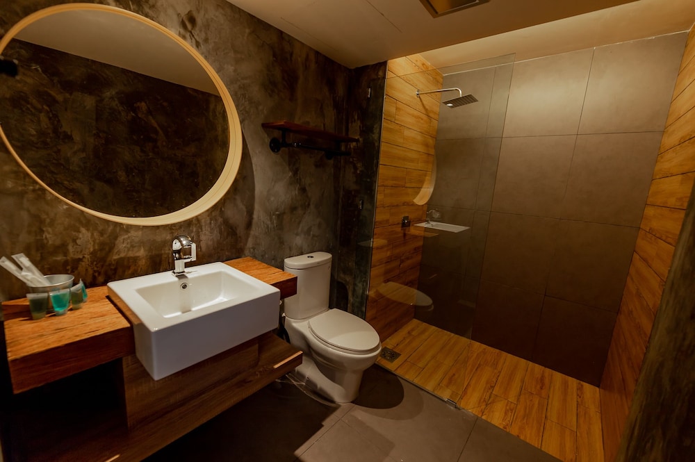 King Studio Suite - Photo 6