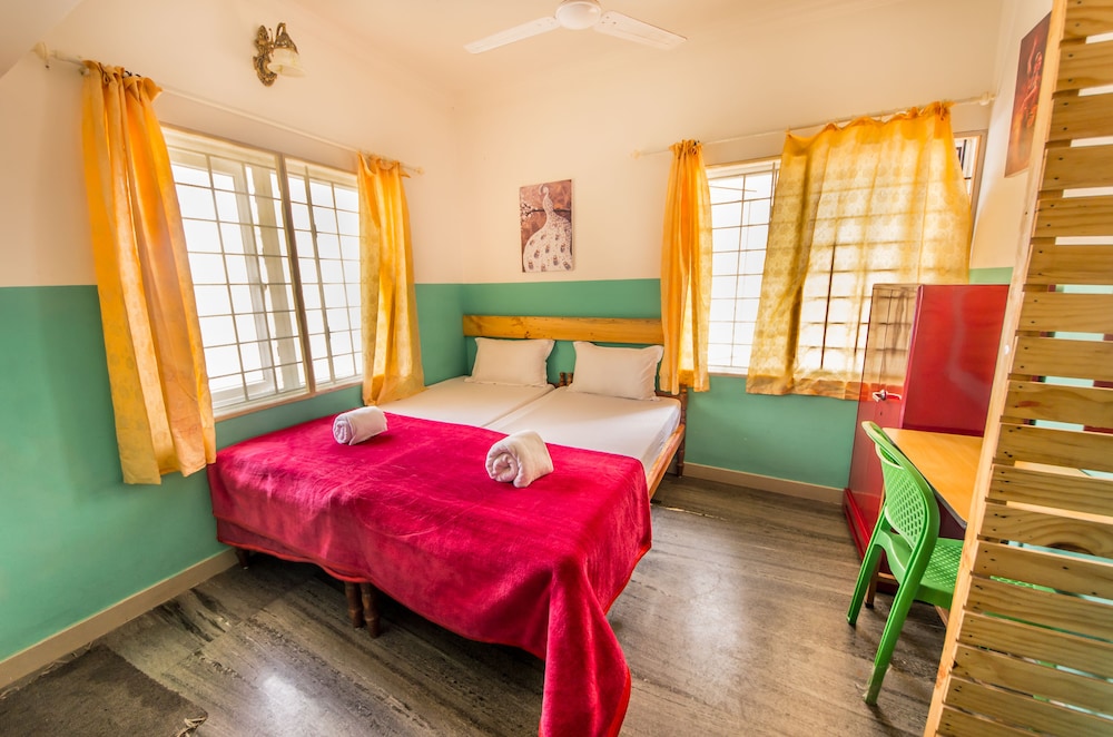 Basic Double Or Twin Room, 2 Twin Beds, Non Smoking photo 2