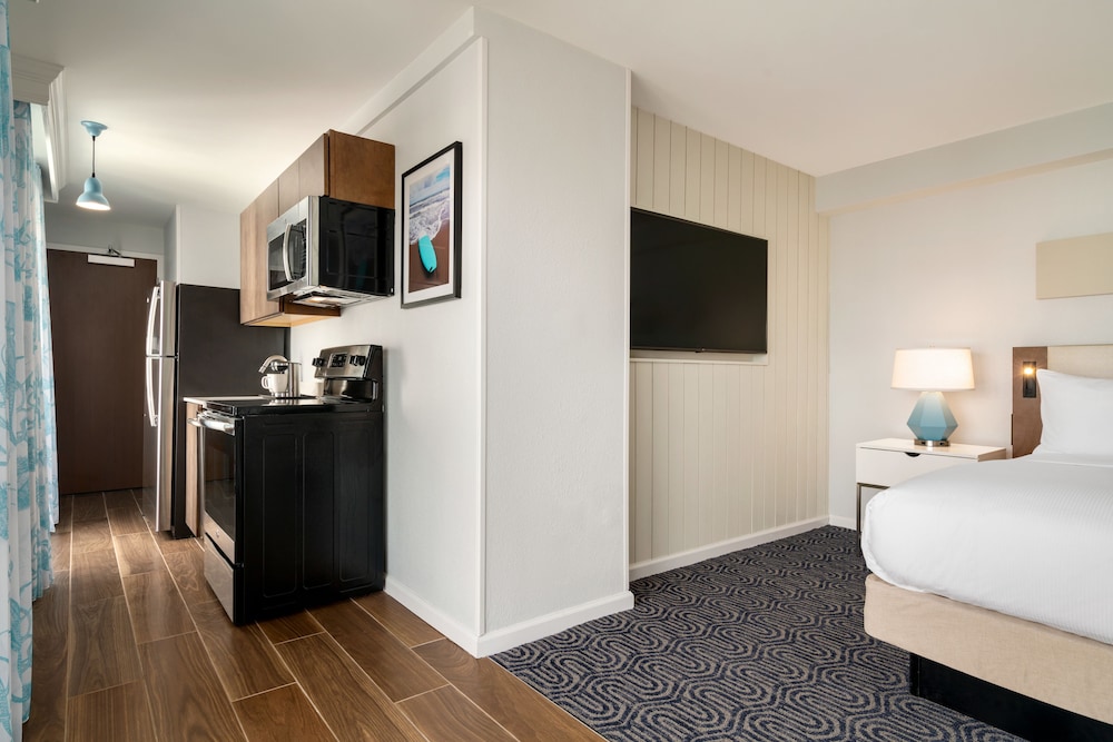 Basic Room, 1 King Bed, Accessible, Bathtub (Mobility & Hearing) - Photo 3