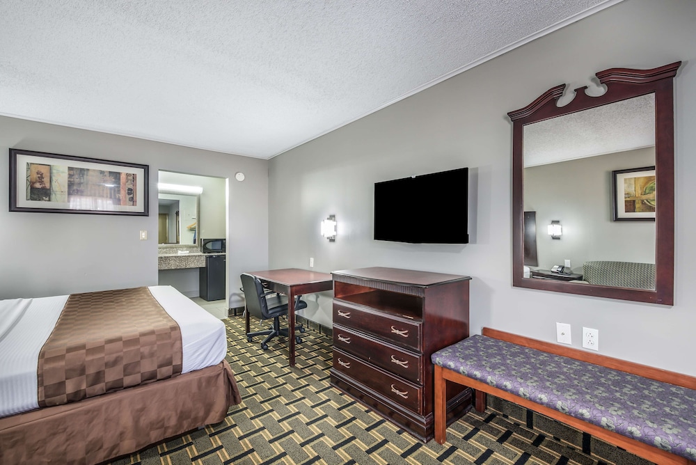 Economy Room, 1 King Bed, Non Smoking - Photo 2