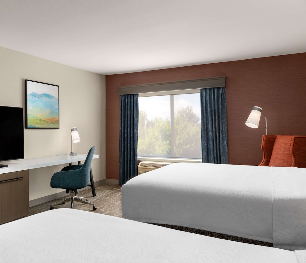 Two queen beds evolution rm photo 3