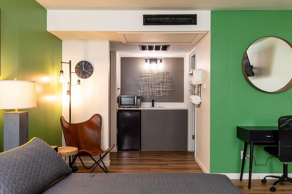 Premium Double Room, 1 King Bed, Non Smoking, Refrigerator & Microwave photo 3