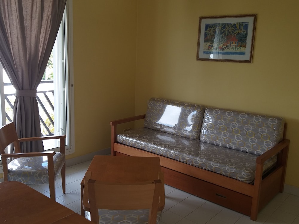 Superior Apartment, Courtyard View ("Ti Flambwayan")