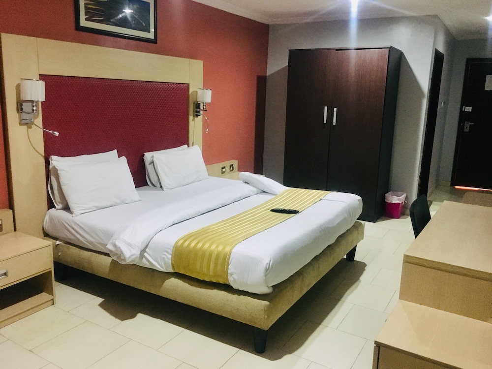 Executive Suite - Photo 1