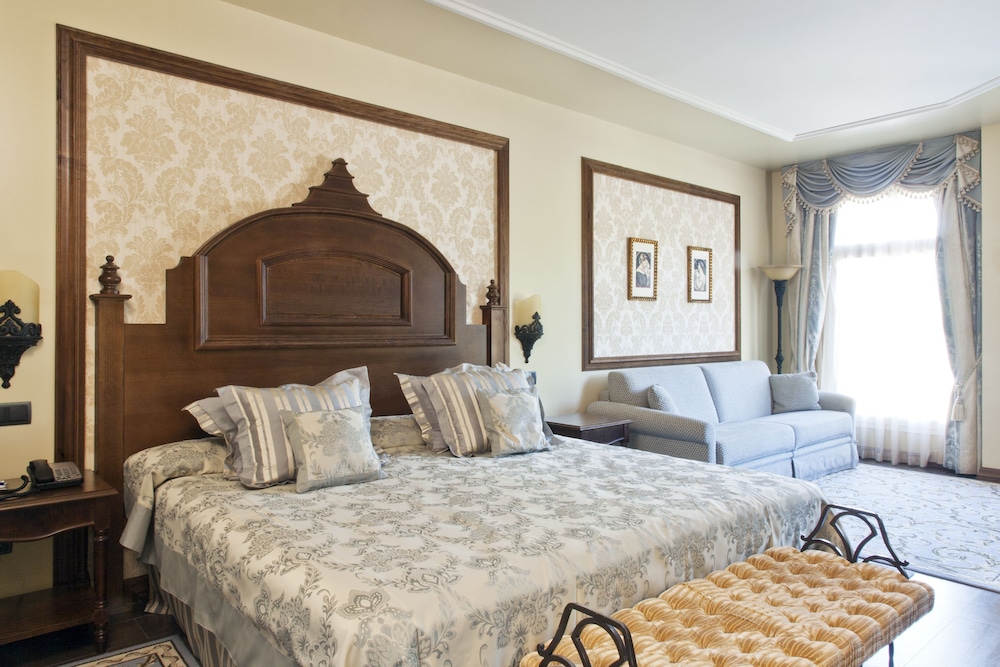 Triple Deluxe Room with Express Unlimited wristband to PortAventura Park & Ferrari Land (2 adults +