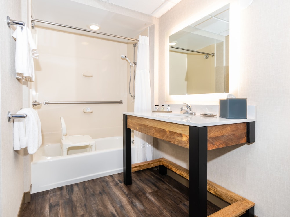 Standard Room, 1 King Bed, Accessible Bathtub - Photo 8