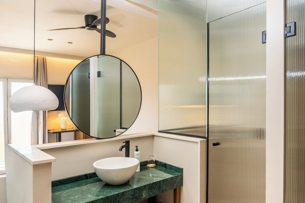 Deluxe Suite with Panoramic Sea View - Photo 21