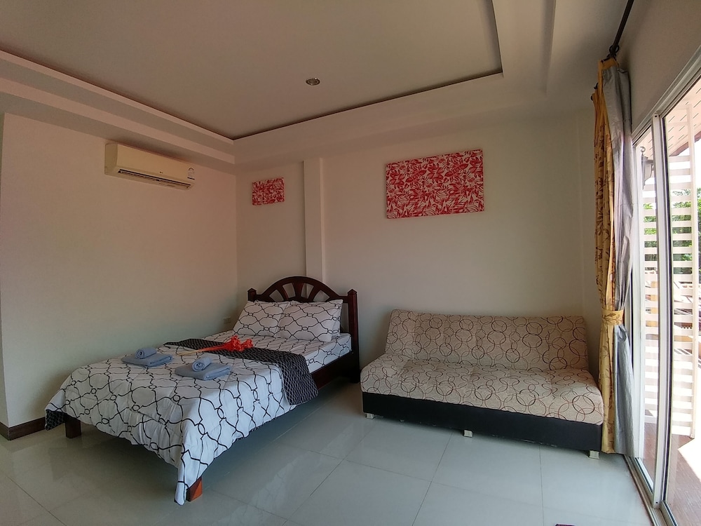 Deluxe Room with Balcony photo 2