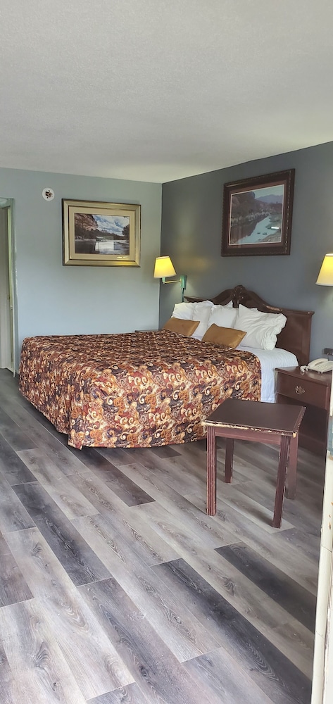 Basic Double Room Single Use, 1 Bedroom, Non Smoking, City View photo 1