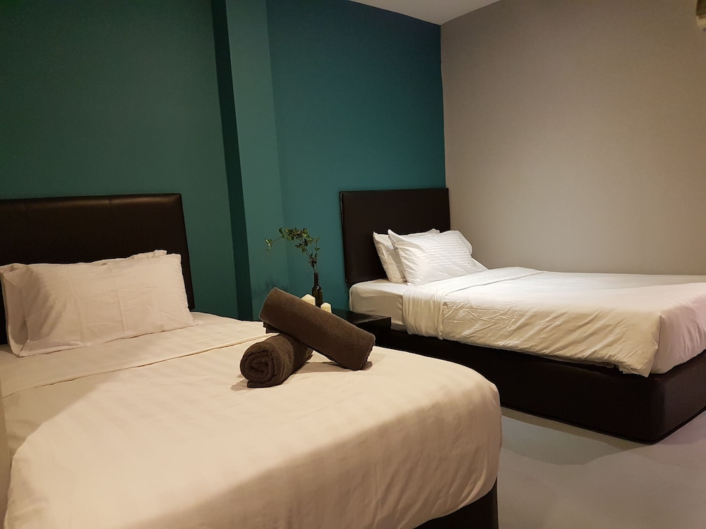 Family Room (1 Single Bed, 1 Queen Bed)