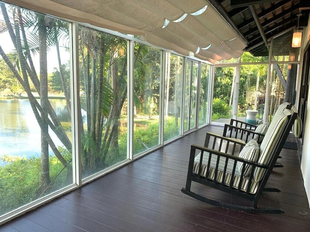 Lakeside Villa photo 3