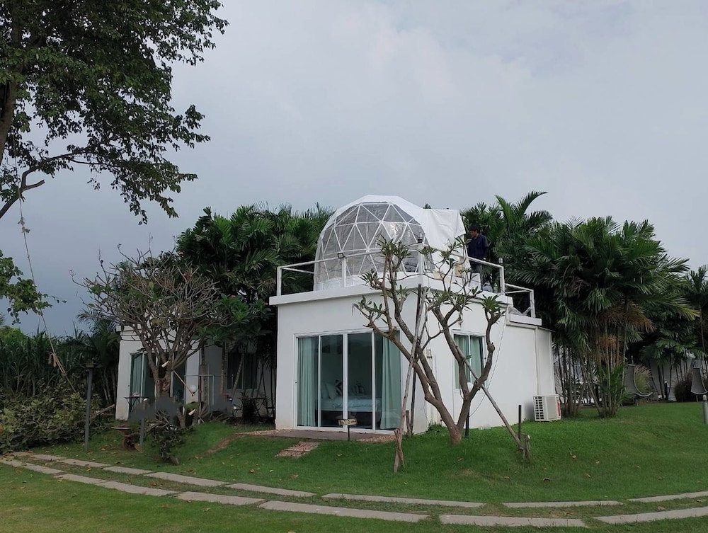 Riverfront Villa with Upper Deck Dome - Photo 9