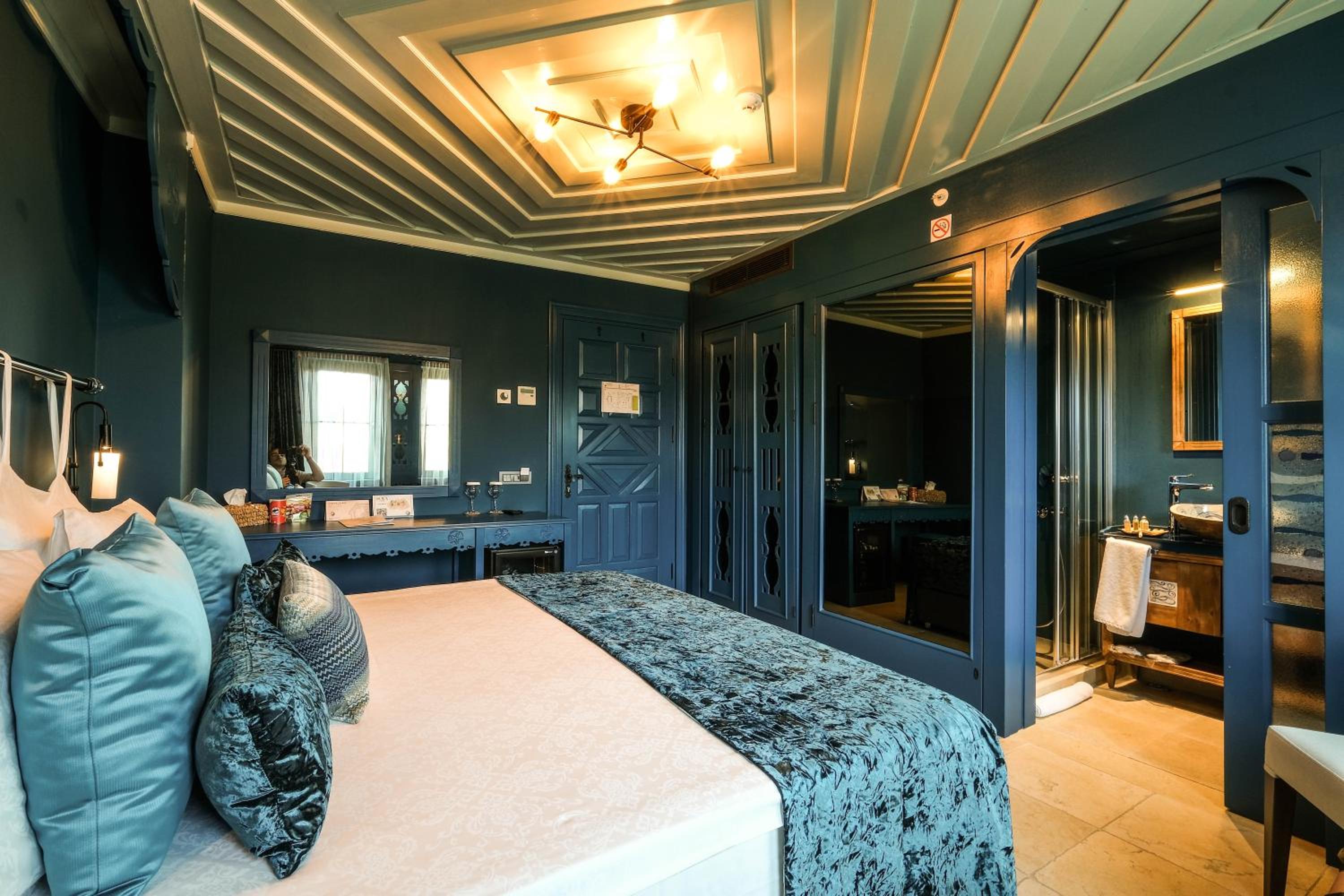 Deluxe Double Room - Photo 29