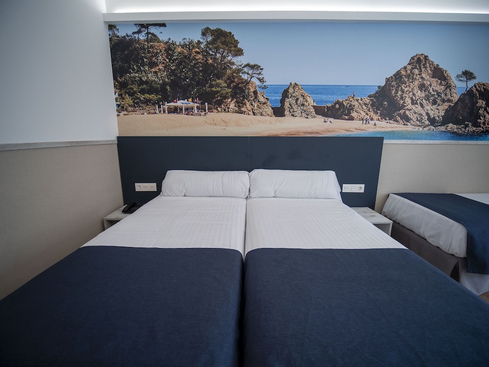 Superior Triple Room (3 Adults) - Photo 9