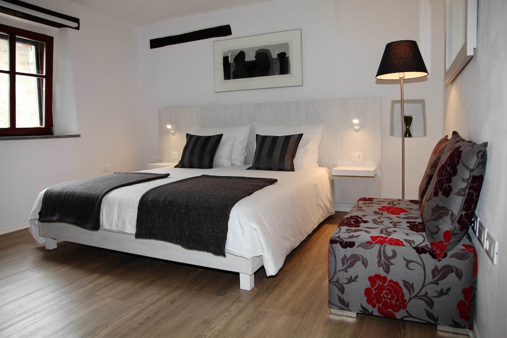 Comfort Room, 1 King Bed, Refrigerator photo 2