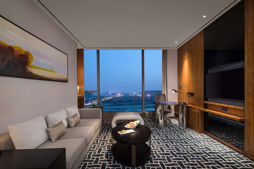 Deluxe Suite, 1 Bedroom - Photo 2