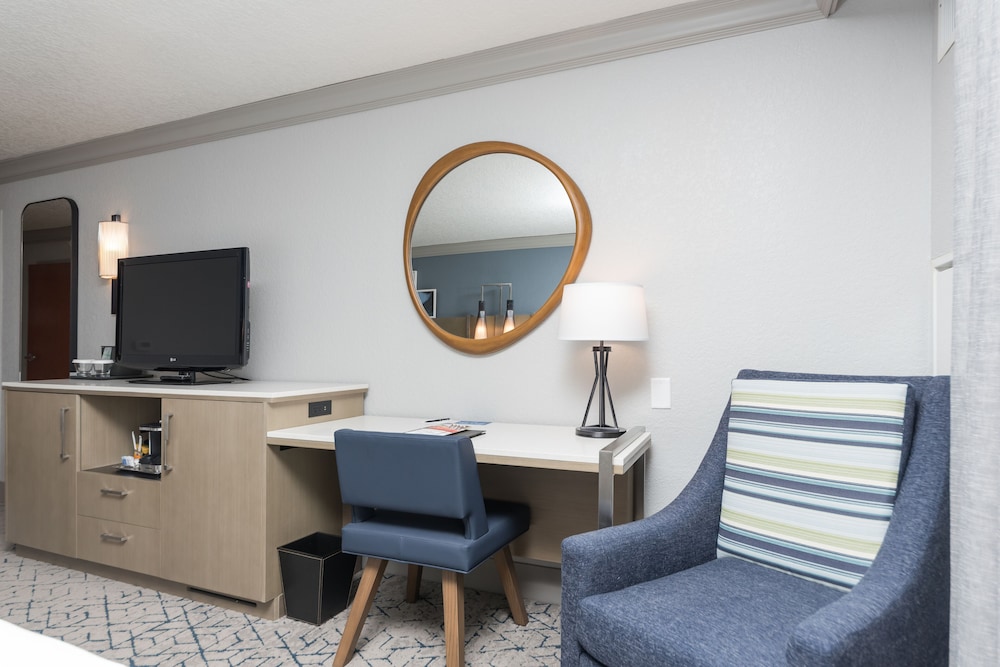 2 Queen Beds accessible coastal view w/ full sized balcony and roll-in shower photo 2