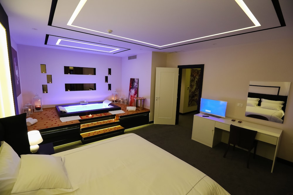 Suite with In-Room Jacuzzi, Double Bed, and Living Space photo 3