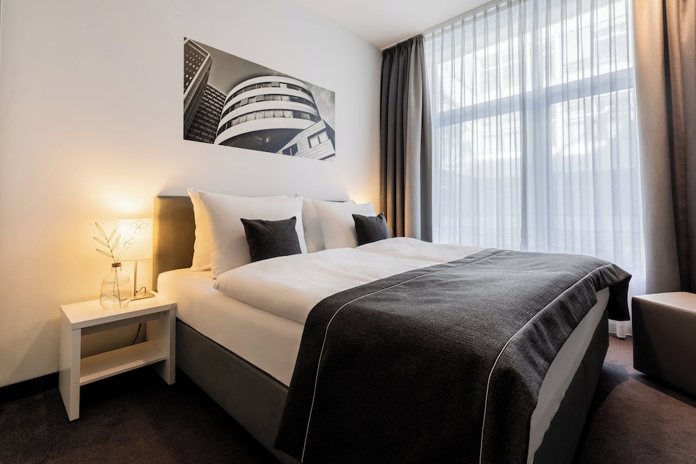 Standard Room, 1 King Bed - Photo 3