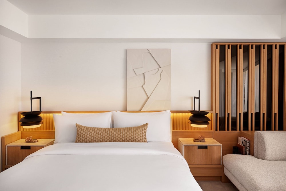 Suite, 1 King Bed thumbnail 5