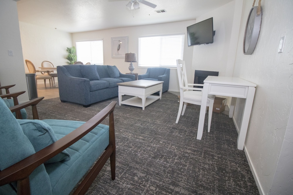 Family Room, 2 Bedrooms, Kitchen - Photo 7