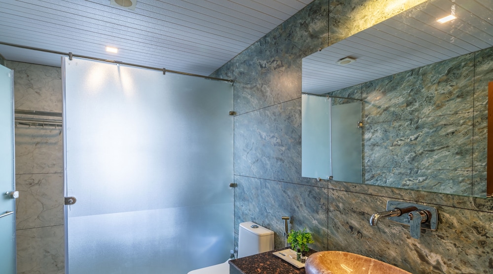 Suite - Photo 10