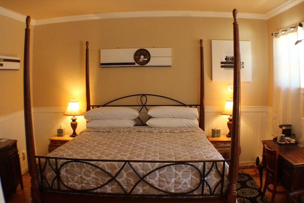 Deluxe Room, 1 King Bed, Non Smoking photo 1